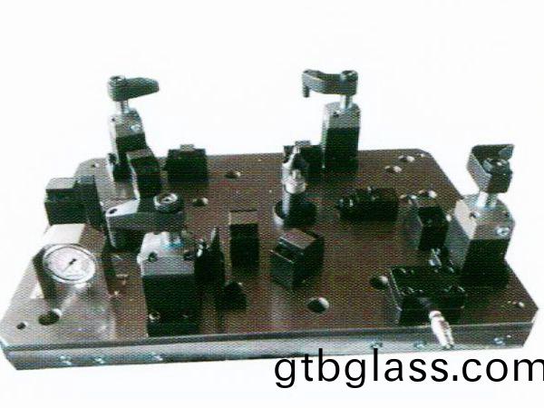 齿轮(lun)室罩(zhao)盖(gai)液压夹具